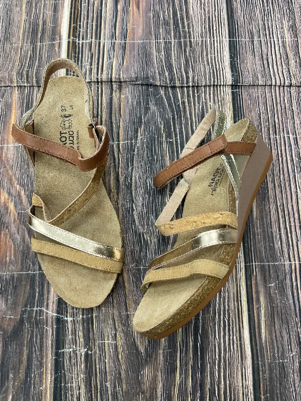 Classic Look Brown Sandals Heels Wedge Naot, Size 6