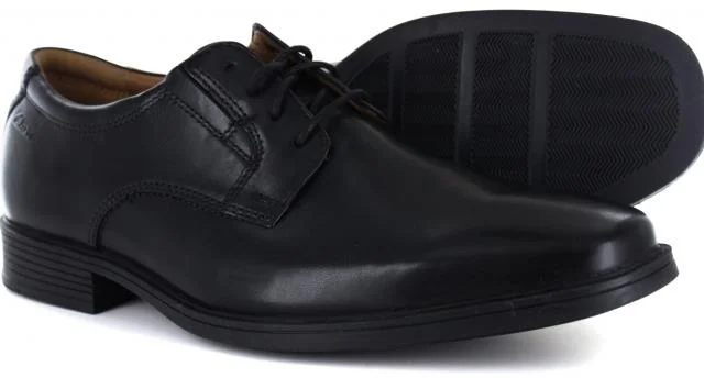 Classic Look Clarks Tilden Plain II waterproof